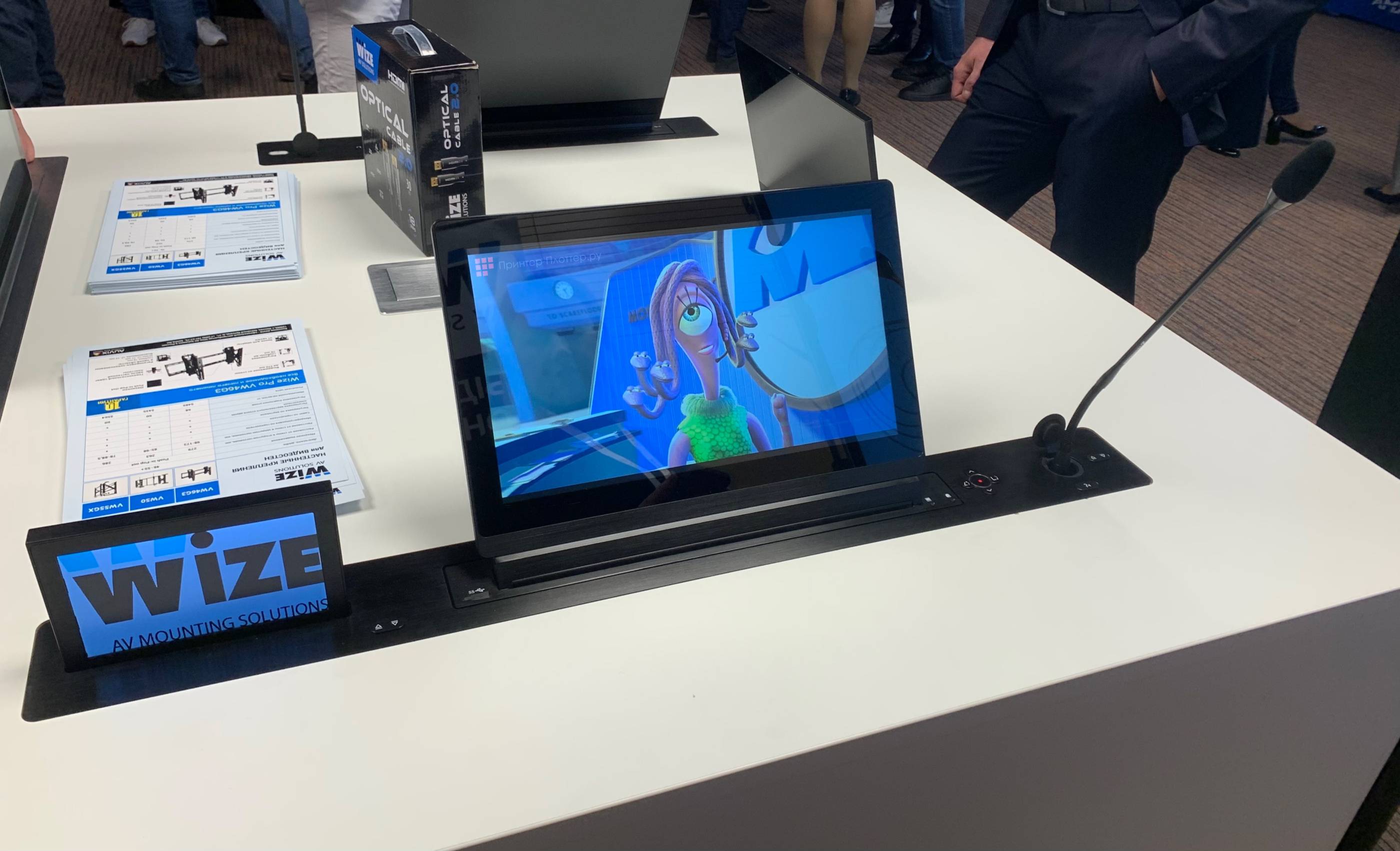 Выдвижной монитор Wize Pro Brio Conference WR-15BRC Touch (черный) (AVX 112288)