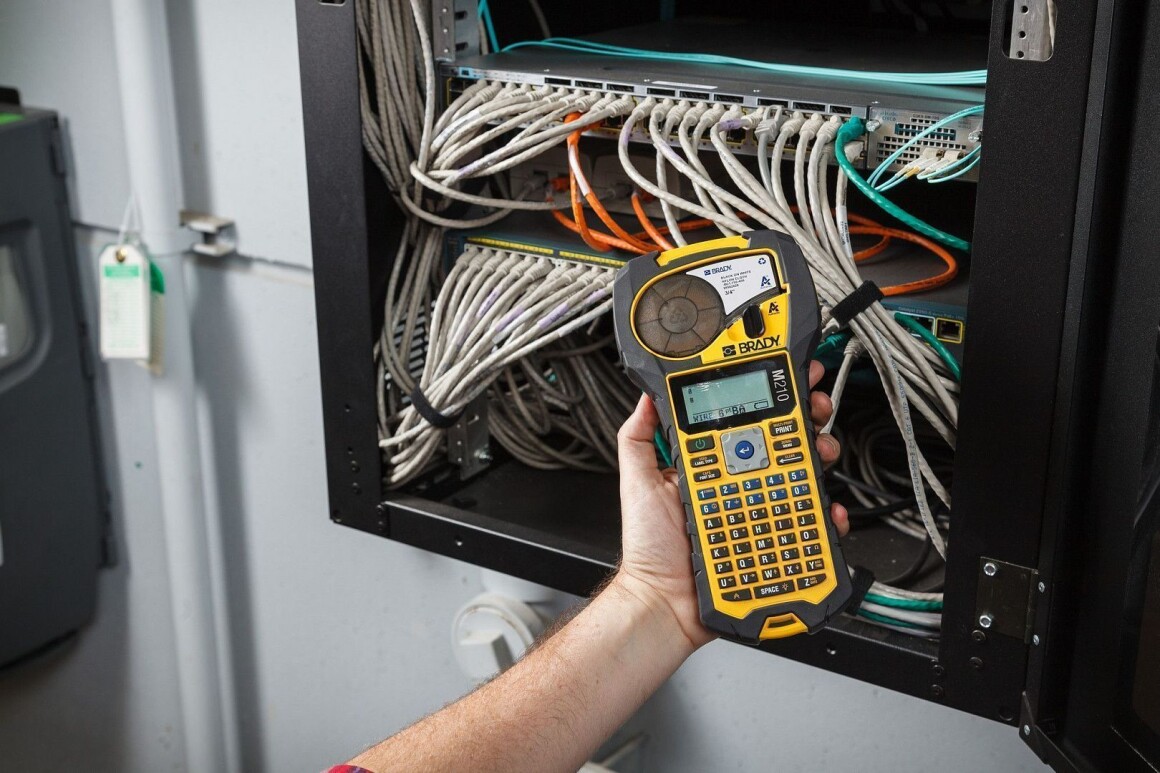 Портативный ленточный принтер этикеток Brady M210-ENG brd152260