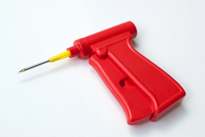 Аппликатор для меток в иглах