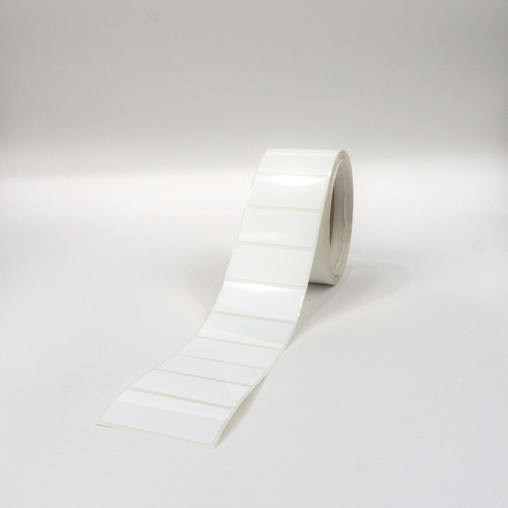 Термотрансферные этикетки 30х20 мм, полипропилен, 2000 шт./р., диаметр втулки 40 мм (1,5 дюйма)